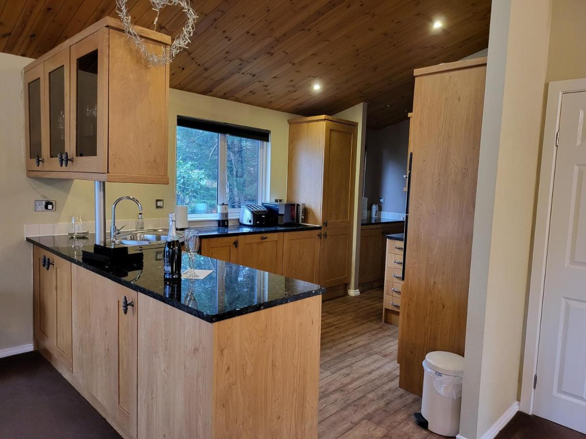 Cheerful 3 Bedroom Lodge At White Cross Bay Windermere Exterior foto