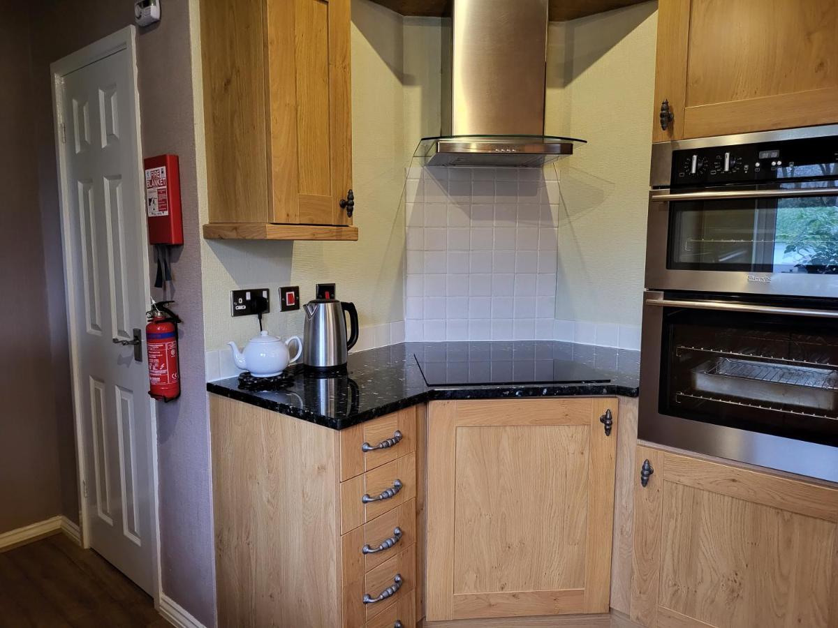 Cheerful 3 Bedroom Lodge At White Cross Bay Windermere Exterior foto